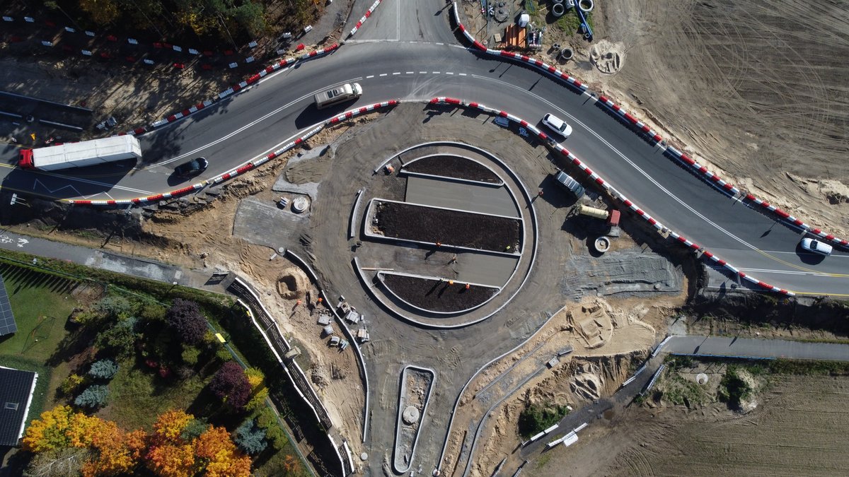 👷 Budowa ronda na DK55 w Mokrem na trasie Grudziądz - Kwidzyn z lotu ptaka. Trasa malownicza, ale i coraz bardziej bezpieczna. Po przeniesieniu ruchu we wrześniu roboty trwają po stronie zjazdu w kierunku szkoły <a href="/GDDKiA/">Generalna Dyrekcja Dróg Krajowych i Autostrad</a> #kujawskopomorskie <a href="/LubieTuByc/">Kujawsko-Pomorskie</a>