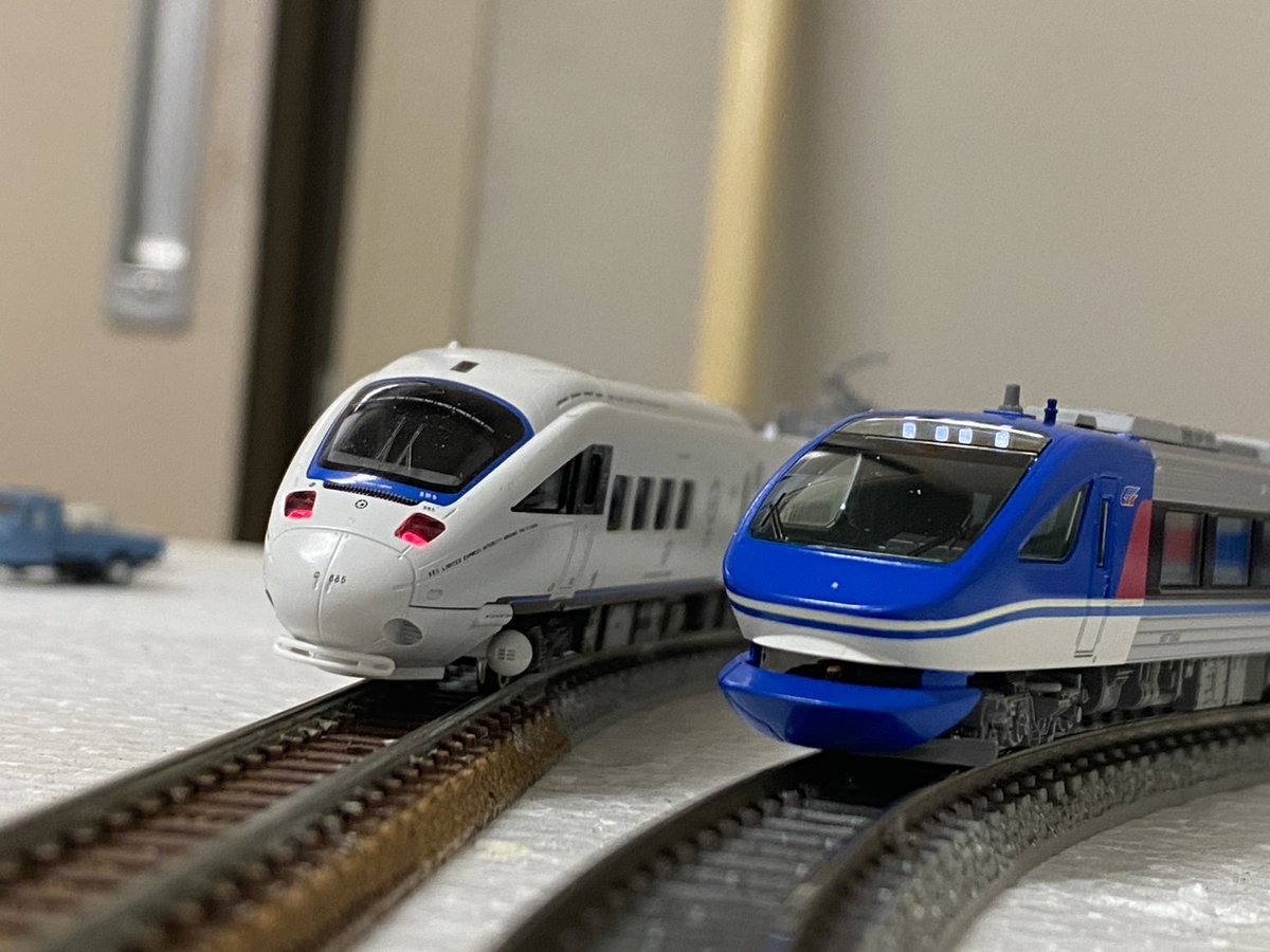 MUSEN_official's tweet photo. [部員]はじめまして部員です。
今日はプラ棒でリフティングジャッキみたいな物を作ってみました。これから塗装してもう少しリアルにして行こうかなと思ってるので続編をお楽しみに...そして、部室のレイアウトにHOT7000系が入線しました。特急型気動車って何か良いですよね〜 https://t.co/jb7OTYjeiI