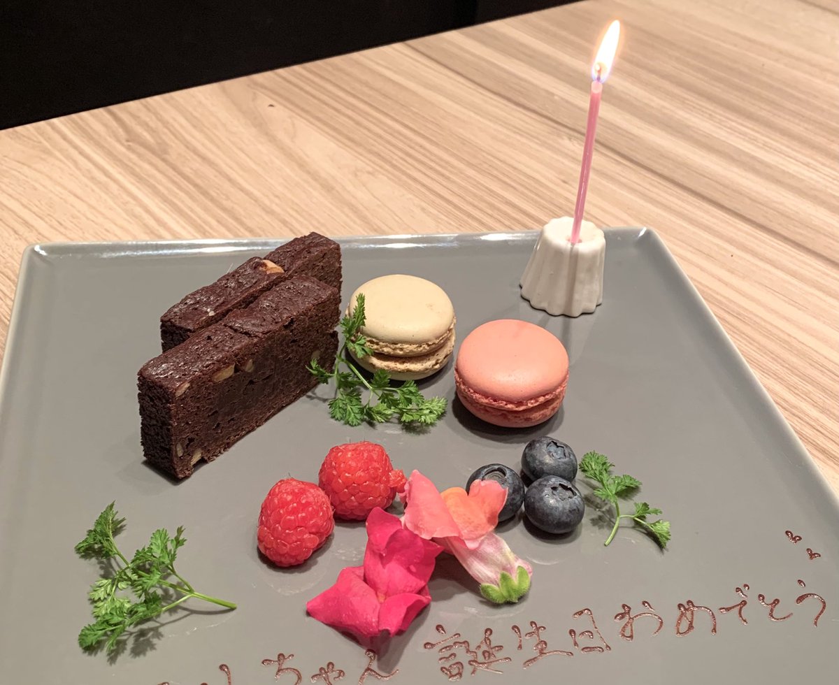 yellowfishmini's tweet photo. 友達が誕生日に焼肉連れて行ってくれた！広い個室まで用意してくれて好きなだけ頼みなって満腹になるまで焼肉食べた！最後にバースデープレートも🥺ありがとう！と感謝のお礼を伝えた！食事後に財布無いと言ってきて全額3万円を私が支払ってきたのが今年のサプライズバースデー！驚いた😇おめでとう私 https://t.co/id3GJvOAHw