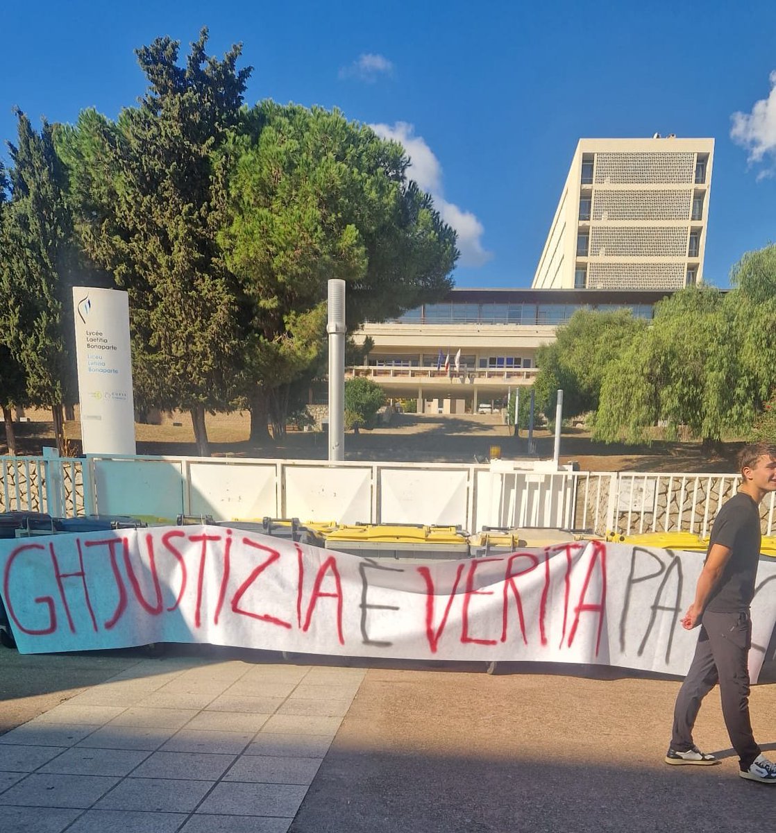 SUSTEGNU À A GHJUVENTÙ 

Suite à la décision politique inique de la justice française, de classer sans suite l'enquête préliminaire contre l'administration pénitentiaire après l'assassinat d'Yvan Colonna, #CoreInFronte soutient la jeunesse mobilisée, ce matin, dans toute la