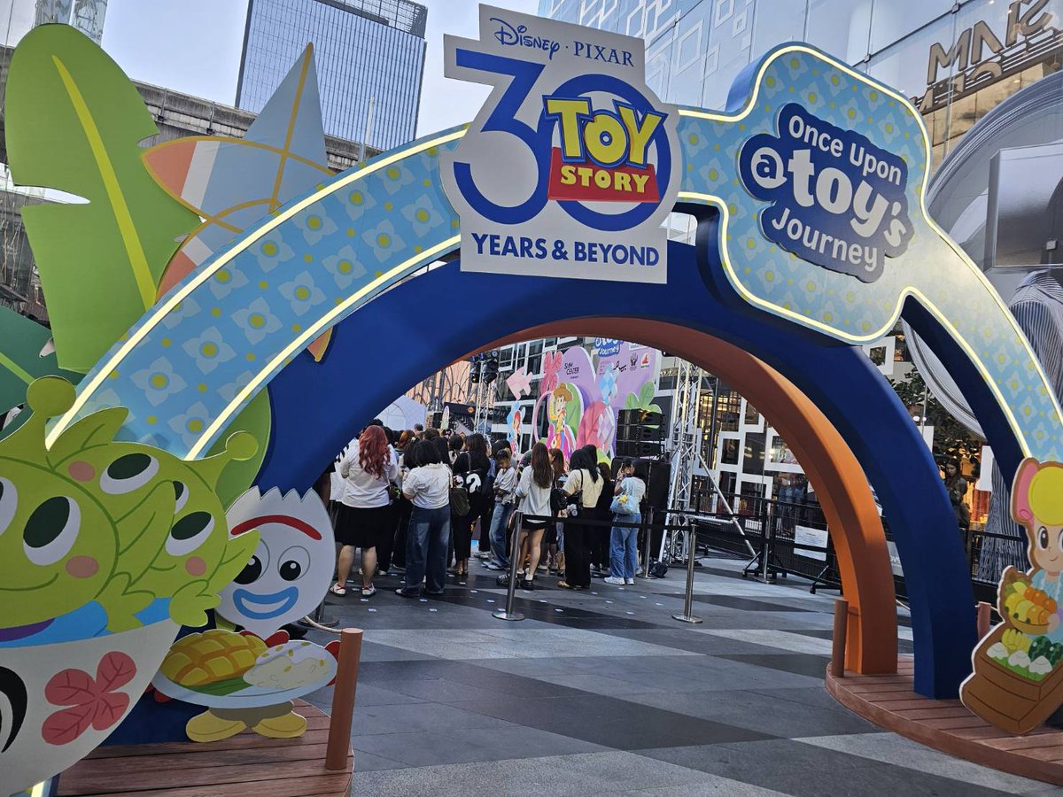 JamesSuOfcTH's tweet image. วันนี้เวลา 17.00 น. น้องเจมส์และน้องๆวง DEXX มีงาน "Siam Center Presents Once Upon a Toy’s Journey : Where Timeless Characters Meet Thai Creativity" ขอเชิญชวนชาว #TheX มาร่วมกันส่งกำลังใจให้น้องๆกัน ทั้งพี่ๆหน้างานและหน้าจอผ่านแฮชแท็กและคีย์เวิร์ดตามข้างล่างได้นะคะ

DEXX AT SIAM