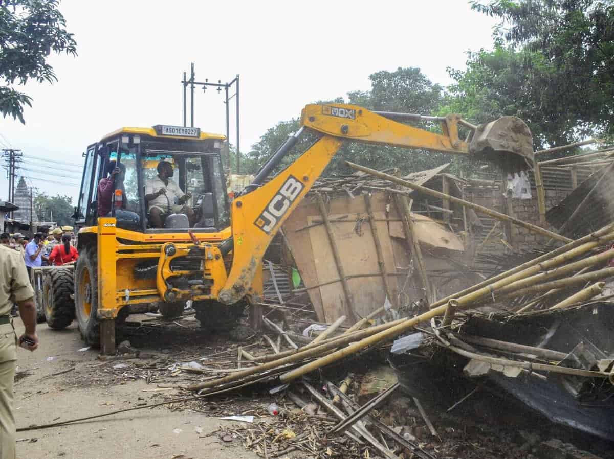 बरेली में 27 मुसलमानों के घर पर बुलडोजर चलाया जाएगा उनका गुनाह सिर्फ इतना है कि उन्होंने नबी से मोहब्बत जाहिर की थी...
<a href="/Uppolice/">UP POLICE</a> क्या मोहब्बत करना गुनाह है..?
#StopBareillyBulldozer