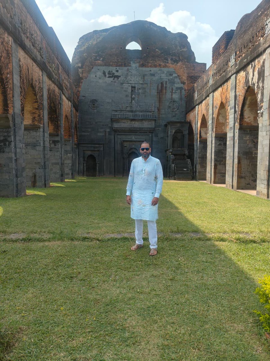 iamyusufpathan's tweet image. The Adina Mosque in Malda, West Bengal, is a historic mosque built in the 14th century by Sultan Sikandar Shah, the second ruler of the Ilyas Shahi dynasty. Constructed in 1373-1375 CE, it was the largest mosque in the Indian subcontinent during its time, showcasing the region's…