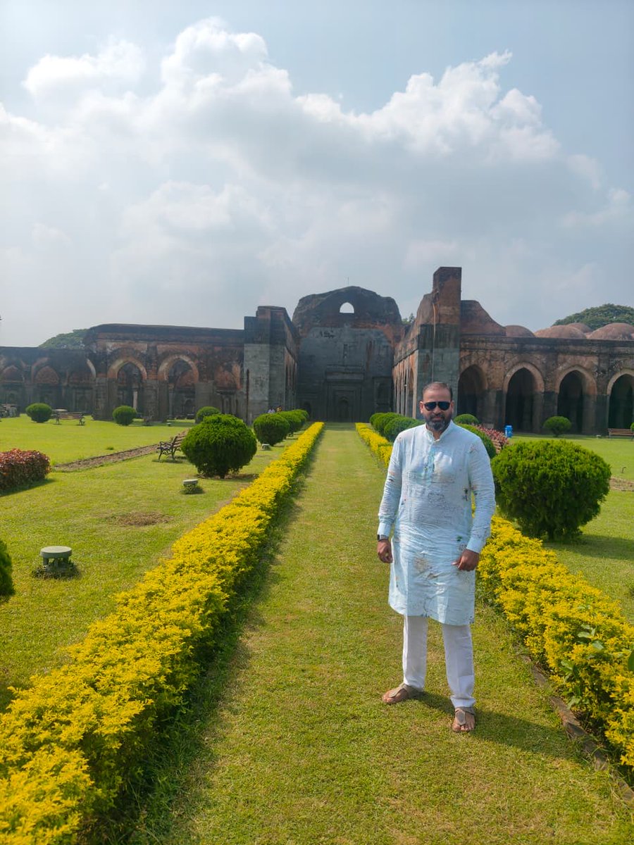 iamyusufpathan's tweet image. The Adina Mosque in Malda, West Bengal, is a historic mosque built in the 14th century by Sultan Sikandar Shah, the second ruler of the Ilyas Shahi dynasty. Constructed in 1373-1375 CE, it was the largest mosque in the Indian subcontinent during its time, showcasing the region's…
