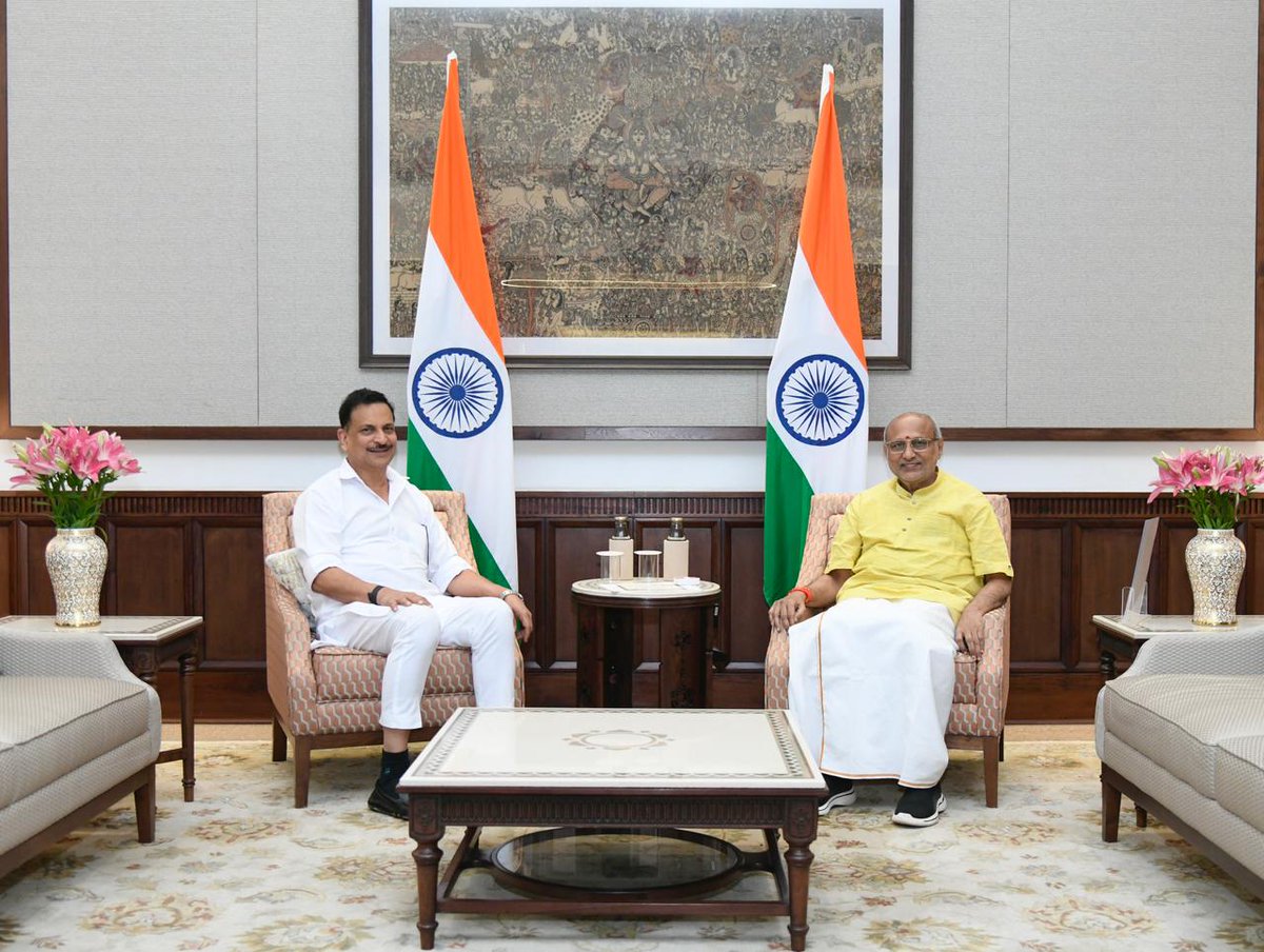 माननीय उपराष्ट्रपति श्री सी. पी. राधाकृष्णन जी से उनके आवास पर आत्मीय भेंट।
लगभग 40 वर्षों से चले आ रहे आत्मीय संबंधों में सौहार्द और स्नेह का वही भाव आज भी बरकरार है।

दक्षिण भारत और तमिलनाडु के सम्मानित नेता, झारखंड व महाराष्ट्र के राज्यपाल रहे राधाकृष्णन जी को यह दायित्व देने