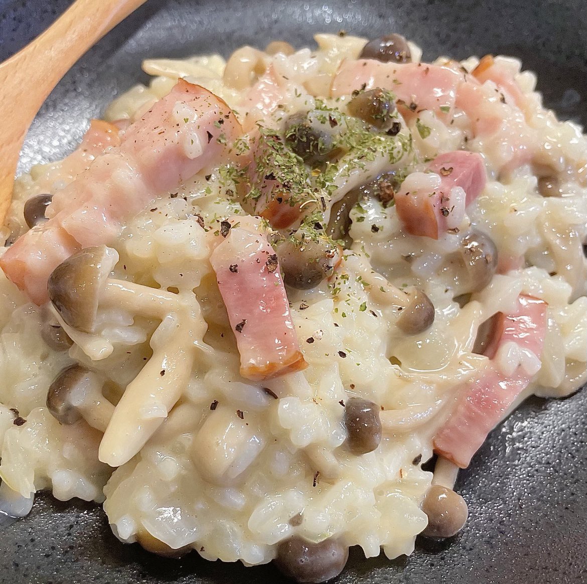 適当なサイズに切った玉ねぎ、ベーコン、しめじを炒めてから、ごはん,チューブにんにく,水,コンソメを加えて水気が飛ぶまで炒める。最後に豆乳を注いでごはんと絡ませたら完成。濃厚すぎる激うまリゾットなのでガチでハマります。