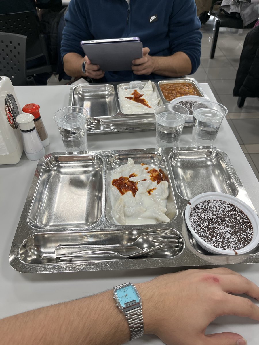 Ozumraniyeli's tweet image. Sarji bitti manitaya tabletten yaziyor…yormayin kardesim ya