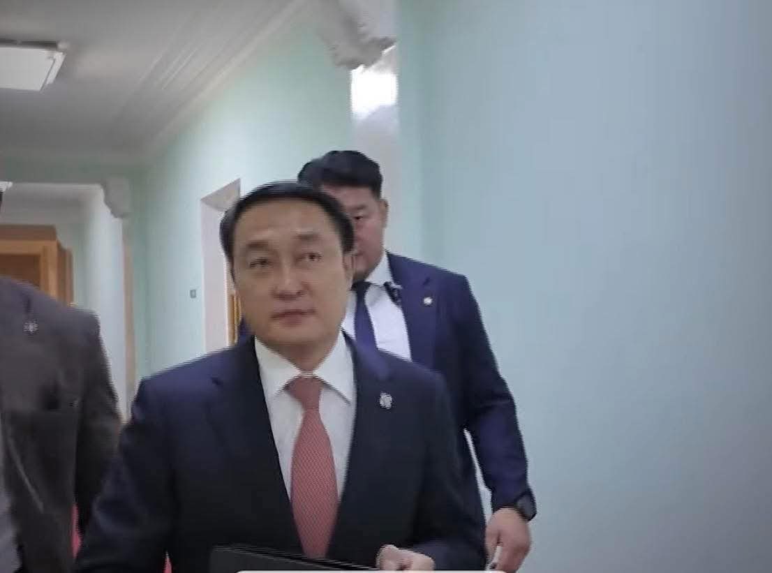 Сэтгүүлч Нямсүрэн Жадамба:👇 

Гарах гарцгүй мухардалд ороод өөрөө өргөдлөө өгөхөөс өөр аргагүйд хүрэх шив. 

1.Засгийг огцруулах асуудлыг санал өргөн барьснаас 10 хоногийн дотор хэлэлцэх хуулийн хугацаатай. УИХ өнөөдөр хуралдаж чадахгүй бол угаасаа маргааш хугацаа нь  дуусна.