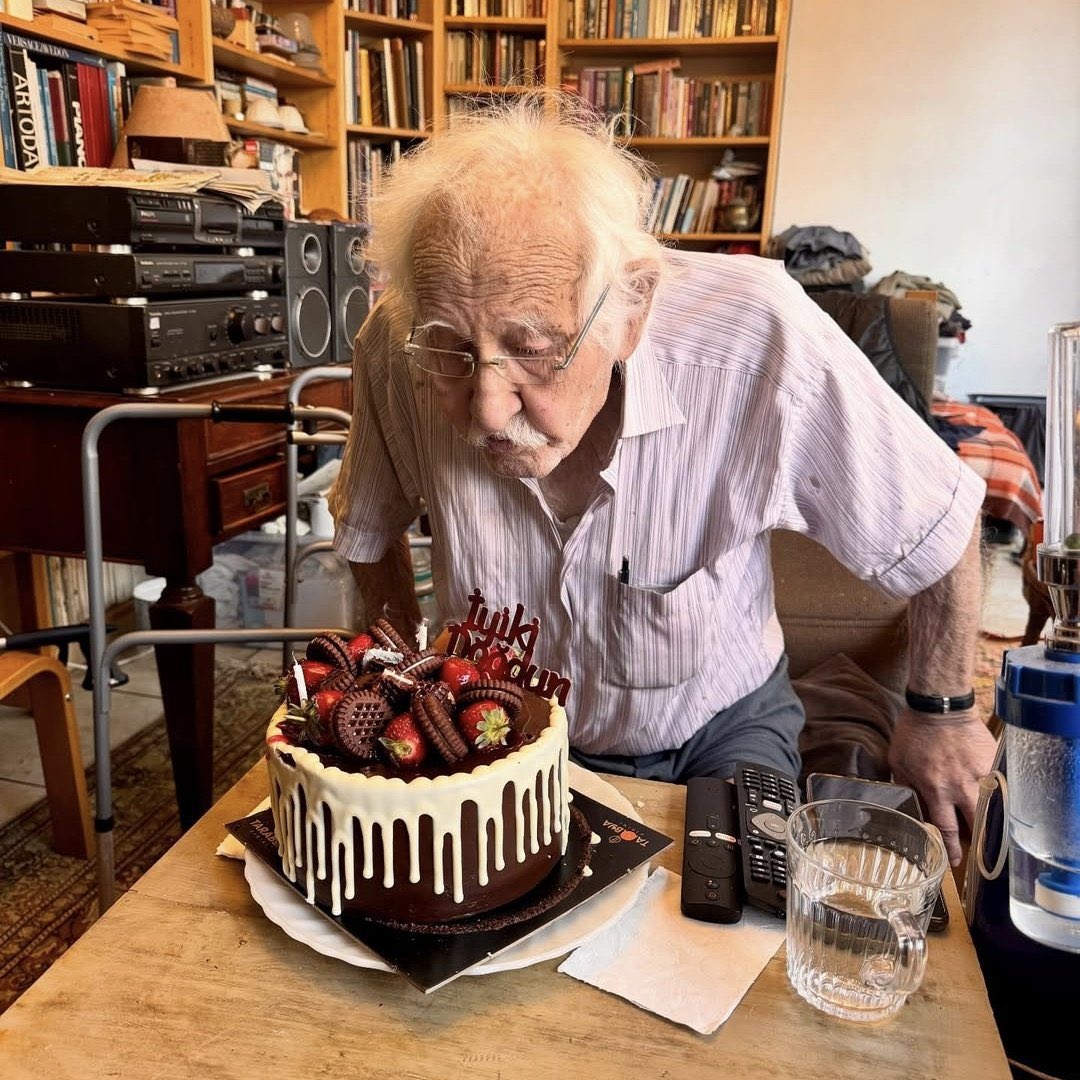 bosunatiklama's tweet image. Yabancı Damat dizisinin Memik Dede'si Arif Erkin Güzelbeyoğlu, 90 yaşında hayatını kaybetti.