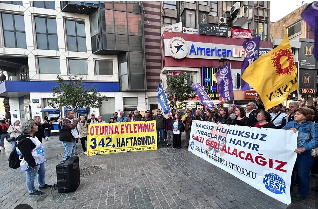 KHK ile ihraç edilen kamu emekçilerinin işlerine dönmeleri talebiyle İzmir KESK Şubeler Platformu ve 2.Nolu şube tarafından gerçekleştirilen eylemin 342'nci haftasında, Diyarbakır’dan Ankara'ya başlatılan yürüyüşe dikkat çekildi.