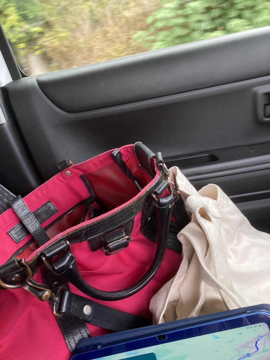 助手席は基本荷物置き場やのに、🚗助手席のシートベルト閉めての表示

この後遅めのランチ行ったらお二人さまですか？って自分は遊園地跡から何を乗せてきたん？

いつもは前の席に鞄置く派やけど今日は空けておいた