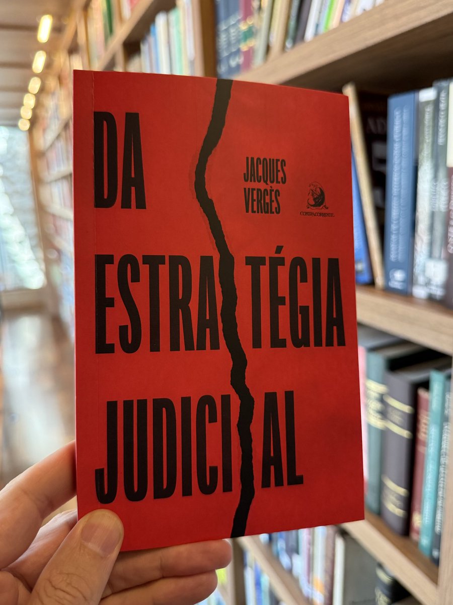 “A distinção fundamental que determina o estilo do processo penal é a atitude do acusado em face da ordem pública. Se ele a aceita, o processo é possível, constitui um diálogo entre o acusado que se explica e o juiz cujos valores são respeitados. Se ele a recusa, o aparelho