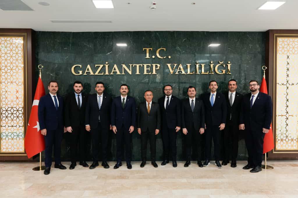 Gagiad's tweet photo. Gaziantep Genç İş İnsanları Derneği (GAGİAD) Yönetim Kurulu Başkanı Yiğitcan Konukoğlu, Yönetim Kurulu Üyeleri ve Komisyon Üyeleri, Gaziantep Valisi Sayın Kemal Çeber’i makamında ziyaret etti.
Ziyarette, Sayın Valimize yeni hizmet binasının hayırlı olması temennilerinde bulunularak, GAGİAD’ın çalışmaları hakkında bilgi verildi.
Nazik misafirperverlikleri için Sayın Valimize teşekkür ederiz.
