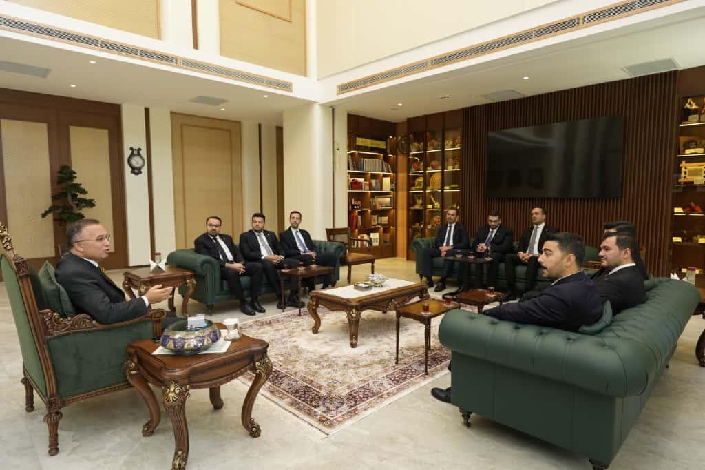 Gagiad's tweet photo. Gaziantep Genç İş İnsanları Derneği (GAGİAD) Yönetim Kurulu Başkanı Yiğitcan Konukoğlu, Yönetim Kurulu Üyeleri ve Komisyon Üyeleri, Gaziantep Valisi Sayın Kemal Çeber’i makamında ziyaret etti.
Ziyarette, Sayın Valimize yeni hizmet binasının hayırlı olması temennilerinde bulunularak, GAGİAD’ın çalışmaları hakkında bilgi verildi.
Nazik misafirperverlikleri için Sayın Valimize teşekkür ederiz.
