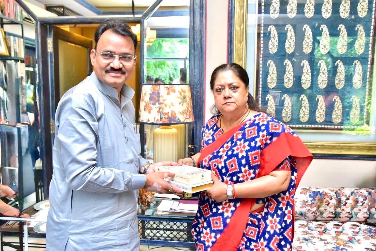 उपमुख्यमंत्री प्रेम चंद बैरवा की पूर्व मुख्यमंत्री वसुंधरा राजे से मुलाक़ात 
सिविल लाइन स्थित उनके आवास पर हुई शिष्टाचार मुलाक़ात |

<a href="/VasundharaBJP/">Vasundhara Raje</a> <a href="/DrPremBairwa/">Dr Prem Chand Bairwa</a>