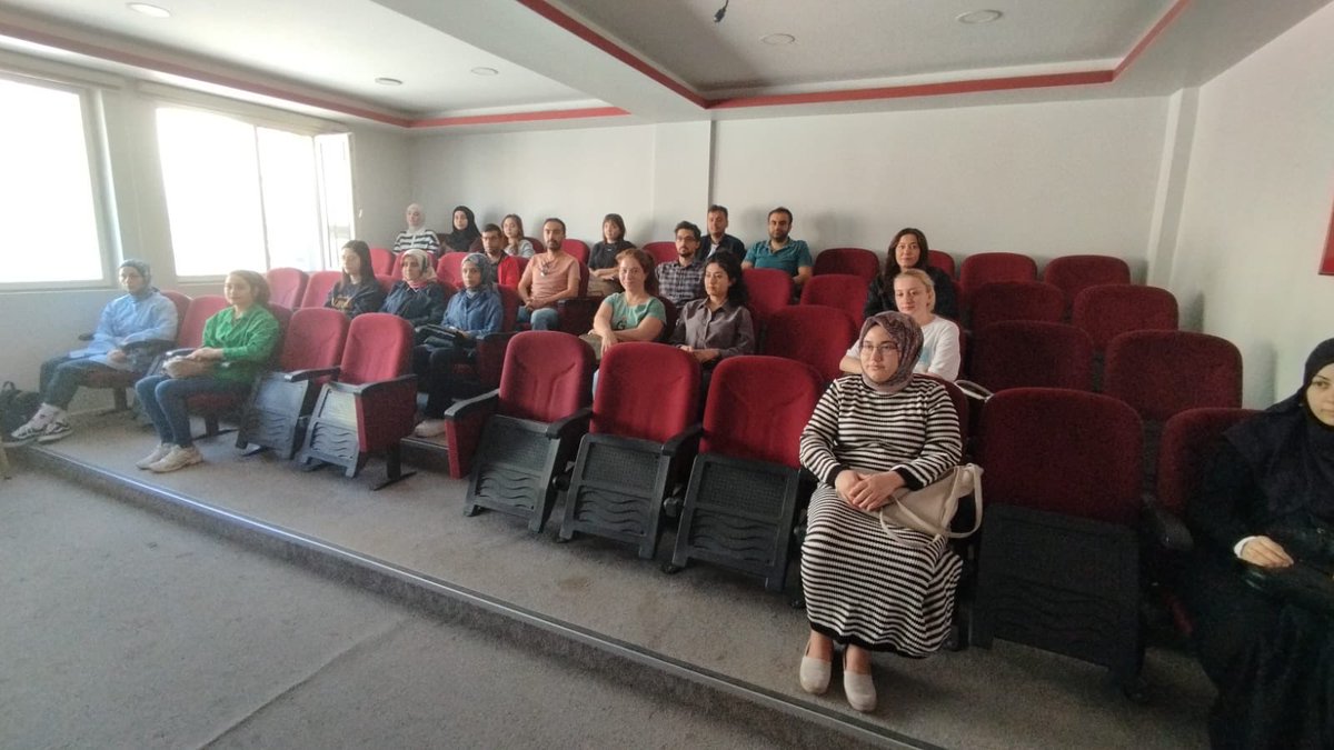 📌İlçe Millî Eğitim Müdürümüz Sayın Halil TEKYILDIZ tarafından öğretmenlere yönelik mesleki gelişim semineri gerçekleştirildi.

📎Seminerde, eğitimde verimliliğin artırılması, sınıf içi motivasyonun güçlendirilmesi konuları ele alındı.
