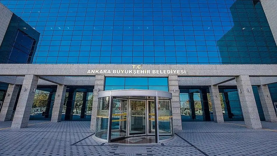Ankara Büyükşehir Belediyesi'ne yönelik konser soruşturmasında kamu zararı olduğuna dair rapor hazırlayan bilirkişinin, Mansur Yavaş'ın suç duyuruları ile açılan dosyalarda Melih Gökçek'i aklayan raporları yazan bilirkişi olduğu ortaya çıktı. (Sözcü)