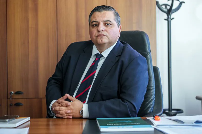 Luis Calabria, nuevo Director en la JUTEP por el PN dijo: "Este tipo de organismo lo que necesita es credibilidad. Y, para tener credibilidad, lo técnico le tiene que ganar a lo político. ¿Eso significa que no tiene que haber dirección política? No."
Mirá si van a largar la teta.