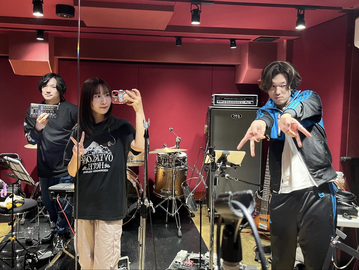 ♡
今日は10月19日（日）の3man live「みつあみ」のリハでした❣️
正直とてもかっこいいです！！！やっぱバンドって楽しい！！！
Ba,Mnp.米倉京佑（<a href="/Kyo_BassBass/">米倉京佑(Kyosuke Yonekura)</a> ）
Dr.多部いなば（<a href="/TabeInaba/">多部いなば🦡自宅RECやってます</a> ）

そしてパントマイムとのコラボ！いい時間にします！
前田秀（<a href="/smime_maeda/">パントマイムアーティスト／前田秀🎃</a> ）

#みつあみライブ準備中