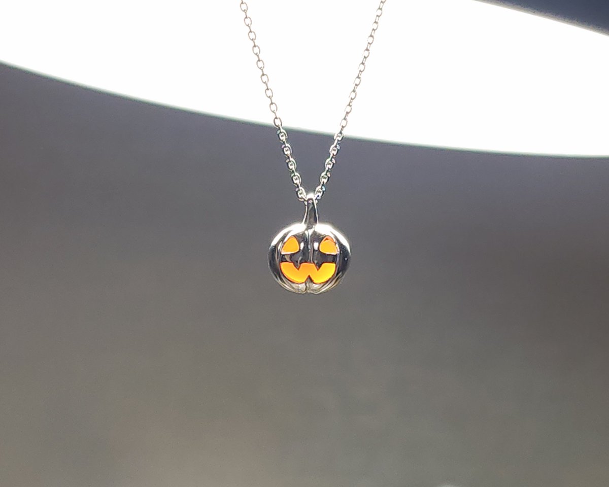 🎃다가오는 할로윈을 기념하여 이벤트를 열어봅니다!
신작 할로윈의 빛을 머금은 잭오랜턴 목걸이를 리트윗, 팔로우해주신 한 분께 드려요
19일에 추첨할게요
#rt이벤트 #팔로우이벤트