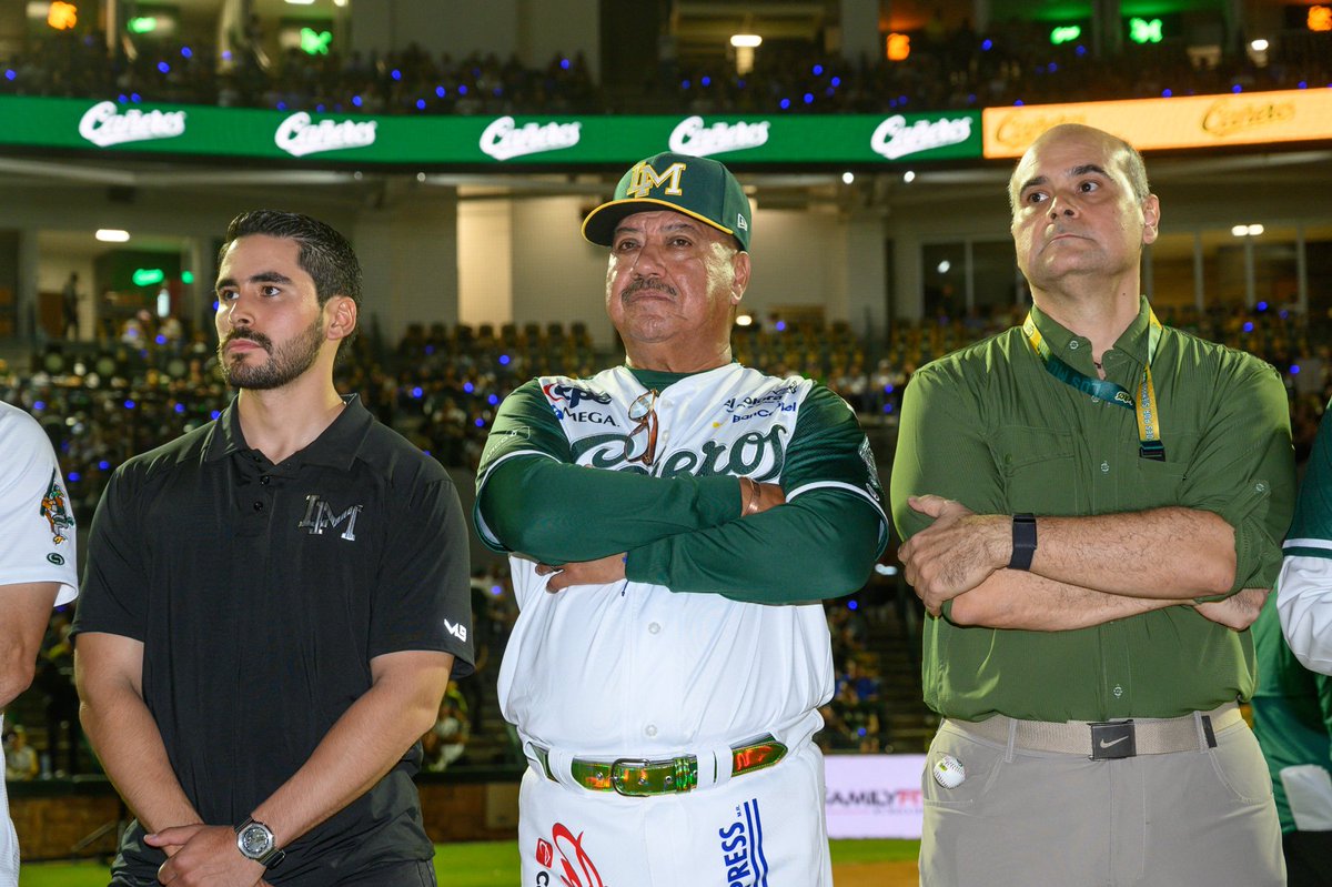 Hay números que trascienden, que no se borran con el tiempo.
Hoy, el 3 se convierte en leyenda, acompañado de aplausos, recuerdos y corazones verdes latiendo fuerte. 💚
Gracias por inspirar generaciones, Chico Rodríguez.
Tu historia ya es eterna. ⚾️✨

#LeñaCañeros