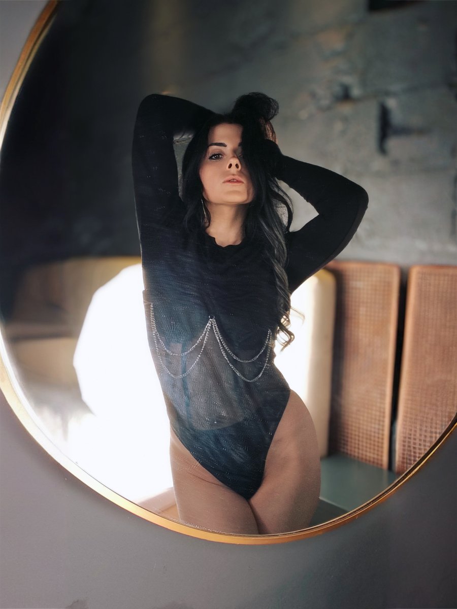 „Authentizität ist alles!“ 🤩 – sagt sie und überlegt 3 Stunden, ob sie das Foto posten kann, weil der Spiegel schmutzig ist 😂🪞✨