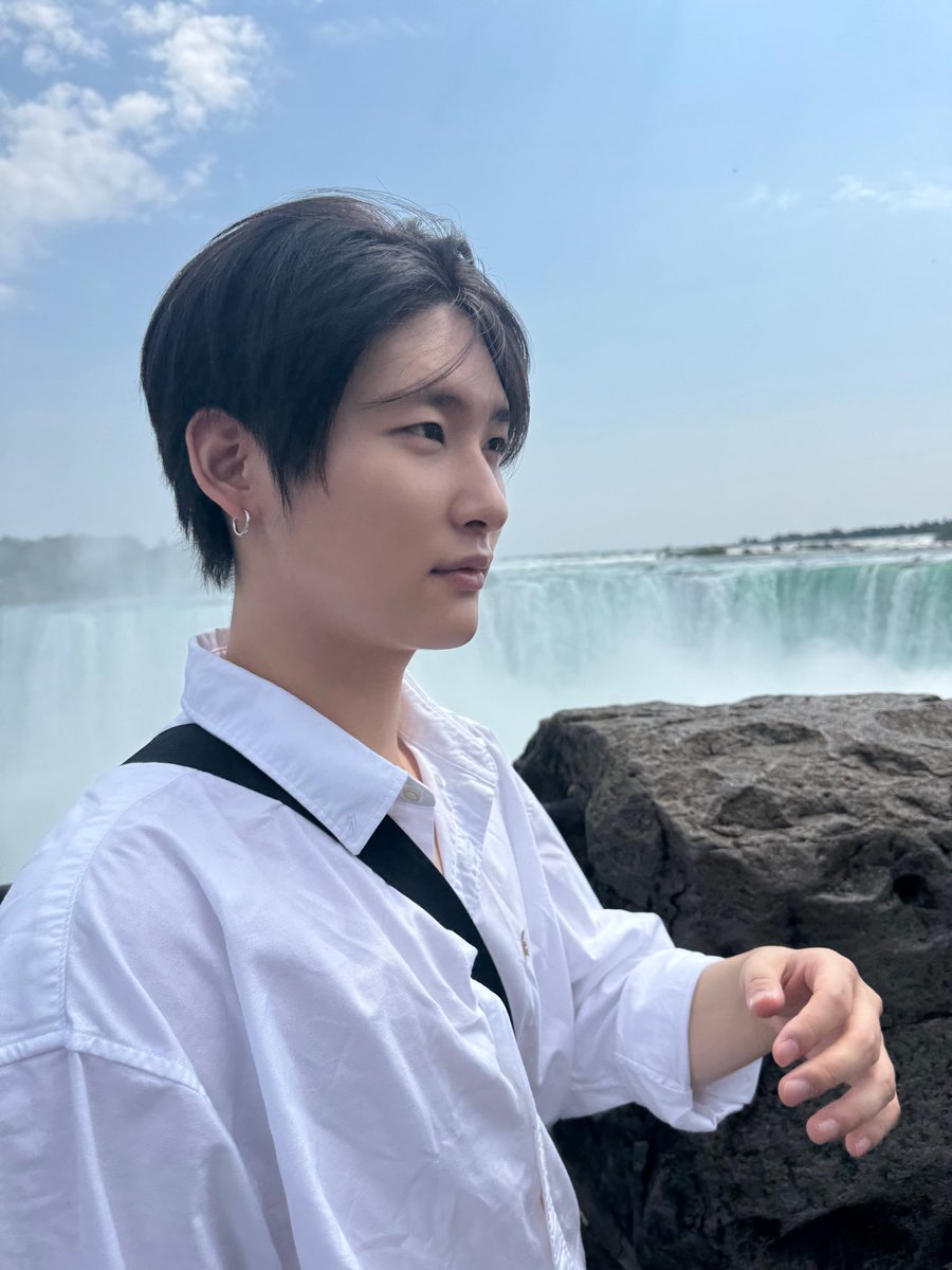 CRAVITY_twt's tweet photo. 곰아디쿼카천재작곡요리사
우리 같이 사진 많이 찍자~~☺️🤩🥹
우빈이형 사랑행 생일축하행 행복해야행❤️❤️
#형준 #우빈 #크래비티
#HAPPYWOOBINDAY
#우카_아부지_생신_축하
#크래비티_북극곰아디_서우빈_생일 https://t.co/wAMgVJhMH7