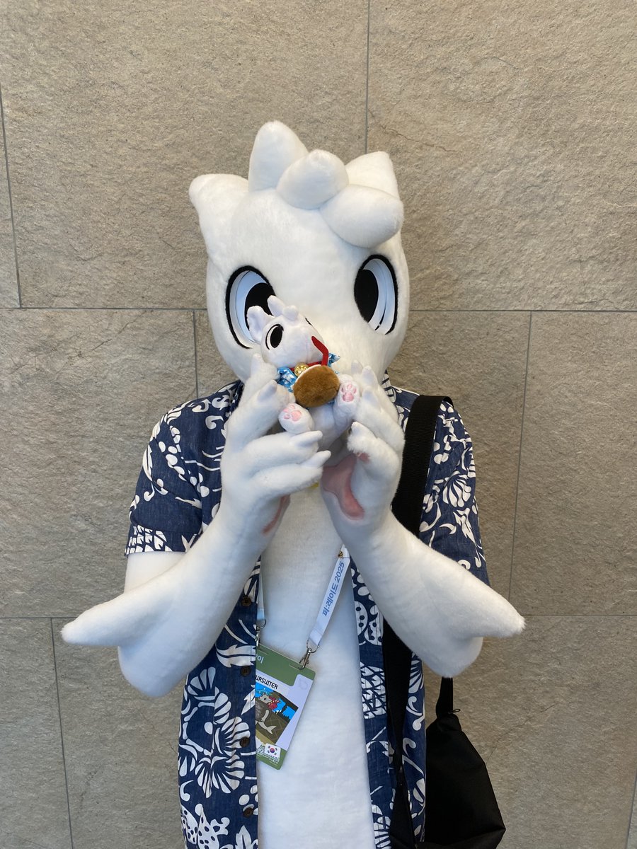 쌍냥이 🦈🦈

🦈: <a href="/yewonlee1999/">하콘이</a> 

#퍼레이드2025 #FURRAID2025