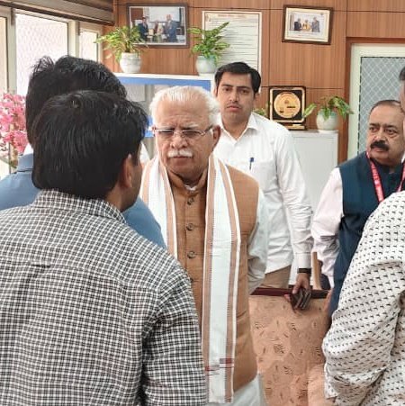 SurajKrBauddh's tweet photo. दलित विरोधी BJP शर्म करो!🚨🚨

खट्टर के पास संदीप लाठर के परिवार से मिलने के लिए समय है लेकिन IPS पुरन कुमार की हत्या पर एक शब्द बोलने और उनके परिवार से मिलने के लिए समय नहीं है।

पुरन कुमार के बाद अब खट्टर, खुल्लर, कपूर, रस्तोगी.. गैंग मिलकर उनके परिवार का दमन करने पर उतारू हैं। https://t.co/iJqyuKSrIW