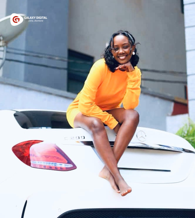 GalaxyFMUg's tweet image. What song do you want to listen to as you have your lunch? 

@Florah_Show is here to sort you in the #GalaxyRequest