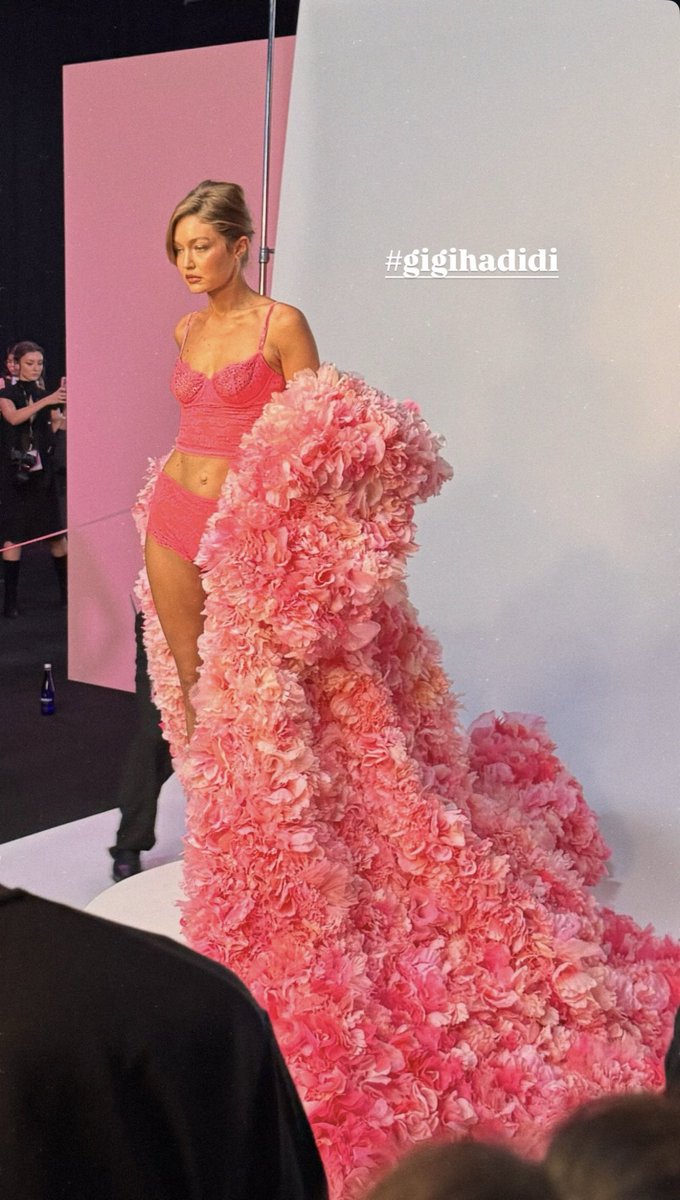 Gigi Hadid en el backstage del Victoria’s Secret fashion show 2025 en New York #VSFashionShow #VSFashionShow2025