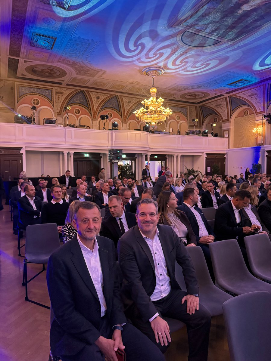 next_layer's tweet image. 1. Platz bei #AustriasLeadingCompanies 2025!! 😍🏆🎉

Wir freuen uns sehr und sind unheimlich stolz, dass wir heuer mit dem 1. Platz im Wien-Ranking der Austria's Leading Companies 2025 in der Kategorie Mittelbetriebe ausgezeichnet wurden. 💚