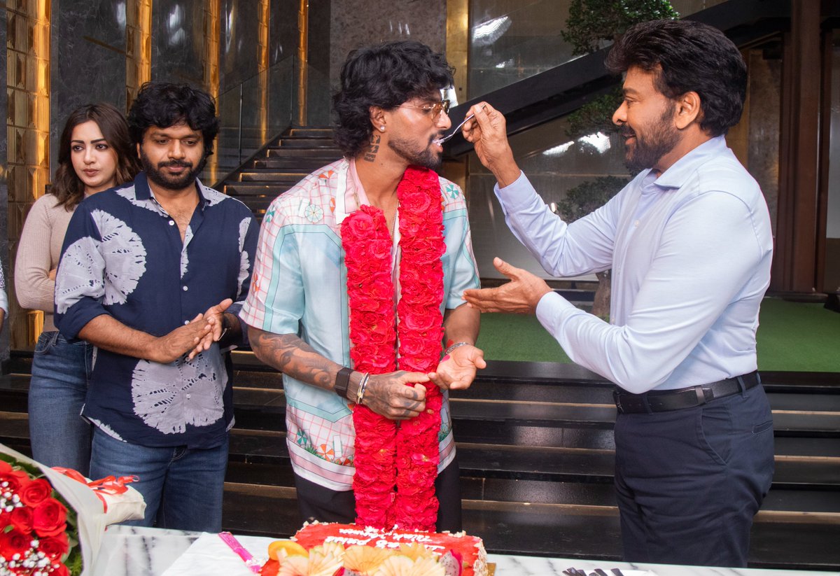 From the sets of #ManaShankaraVaraPrasadGaru ❤️‍🔥

Megastar <a href="/KChiruTweets/">Chiranjeevi Konidela</a> <a href="/TilakV9/">Tilak Varma</a>