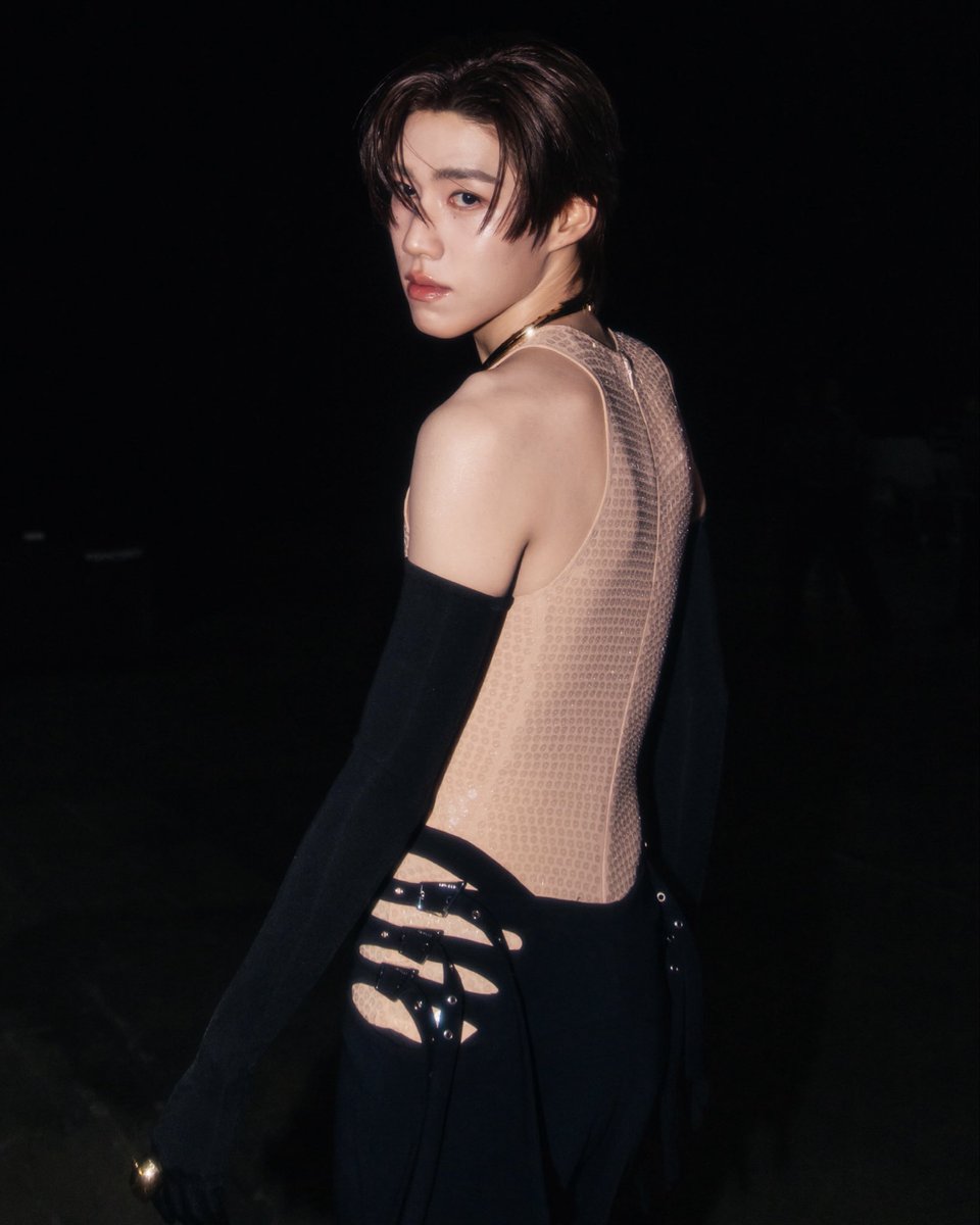 VogueThailand's tweet photo. #VogueBijoux ซูมลุคเครื่องประดับของ ‘พีพี-กฤษฏ์’ ที่ปรากฏตัวในฐานะแขกคนพิเศษของงานคอนเสิร์ต MARIAH CAREY The Celebration of Mimi Live in Bangkok โดยพีพีสวมเครื่องประดับจาก Cartier @Cartier คอลเล็กชั่น “Panthère de Cartier” ทั้งสร้อยคอเยลโลว์โกลด์ เคลือบแล็กเกอร์สีดำ ประดับด้วยออนิกซ์ ซาโวไรต์ และโกเมน 4 เม็ด คู่กับแหวนเยลโลว์โกลด์ เคลือบแล็กเกอร์สีดำ ประดับเพริดอตและออนิกซ์ ถ่ายทอดจิตวิญญาณอันทรงพลังของเสือแพนเทอร์ สัญลักษณ์แห่งความกล้าและความสง่างามเช่นเดียวกับคาแร็กเตอร์ของพีพี #CartierThailand

Photo: Courtesy of Cartier