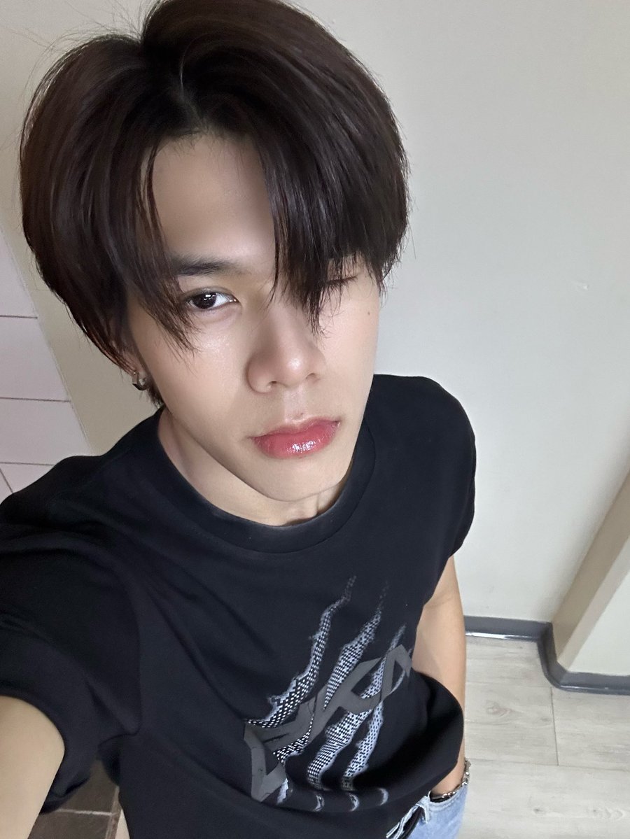 ไลฟ์จิงจังครับไม่มีมีม... ( ตื่นเต้น ;-; )

 #LYKNDuskAndDawnConcertlive