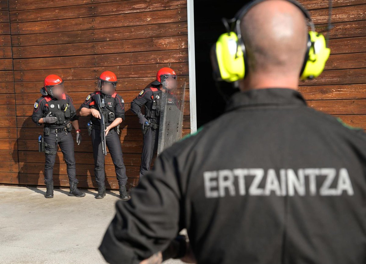 👮‍♂️ 11 agentes del Cuerpo General de la Policía Canaria reciben formación en Euskadi de la Brigada Móvil de <a href="/ertzaintzaEJGV/">Ertzaintza</a>.

🤝🏻 En colaboración con cuerpos autonómicos, estatales e internacionales, abordan teoría y prácticas sobre incidentes críticos y orden público.