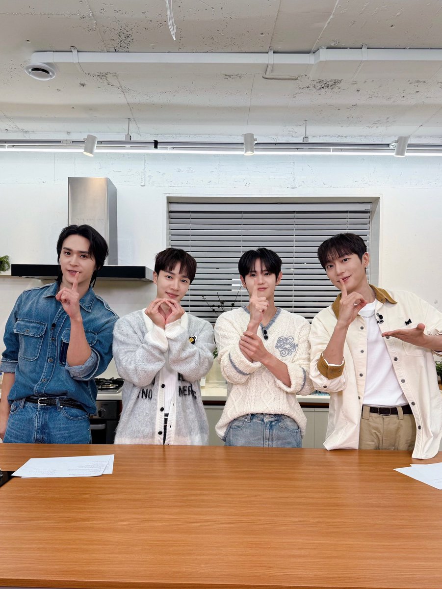 Highlight_AUent's tweet image. 🗓 놓칠 수 없는 오늘의 하이라이트(Highlight)

✅ 19:00 [단체][Youtube LIVE] 하이라이트(HIGHLIGHT) 유튜브 라이브 방송 (youtube.com/live/T-5XpICID…)

하이🩶라이트 1년 중 가장 중요한 오늘💡💙💛💚💜🌹
데뷔 16주년 기념 유튜브 라이브 지금 시작합니다:)

#HIGHLIGHT_16TH_ANNIVERSARY…