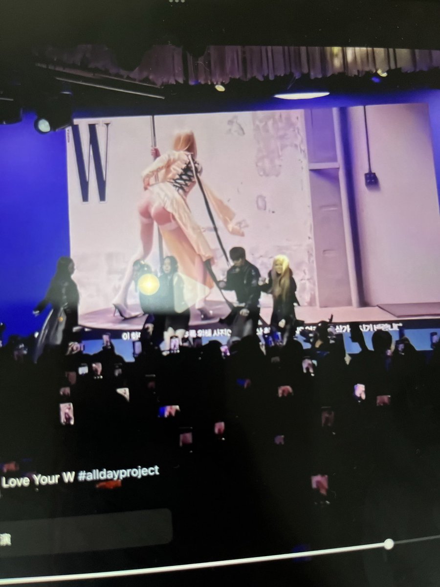 fuckall202's tweet image. รณรงค์มะเร็งเต้านม แต่มีภาพแบบนี้ที่แบคกราวน์ เพลงที่เจย์ปาร์คร้องในงานก็เหี้ยมาก งานนี้ล้มทั้งคนจัดงานทั้งพวกเซเรปศิลปินที่ไปงานอะ คือไม่มีใครเอะใจอะไรเลยหรอ ปีก่อนๆก็ไม่เหี้ยขนาดนี้นะ ปีนี้ภาพมันออกมาอุบาดจริงๆ ถ้าเป็นงานของไทย พวกดาราที่ไปโดนเอดุเขตหีแหกละ