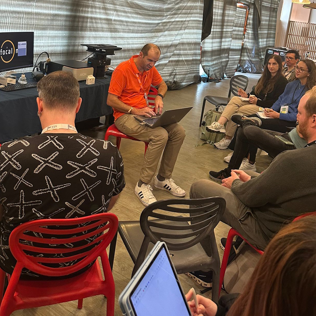 confocal_nl's tweet image. Full house at our @GDR_ImaBio @CNRS #MiFoBio2025 workshops!

It’s inspiring to see so many scientists engaging and even bringing their own samples to test the AION confocal system live.

Join us and experience how our systems enable you to image faster and deeper into living…