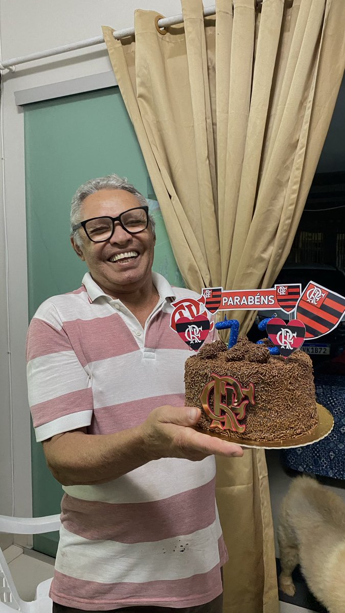 o homem mais feliz do mundo com seu bolo do flamengo