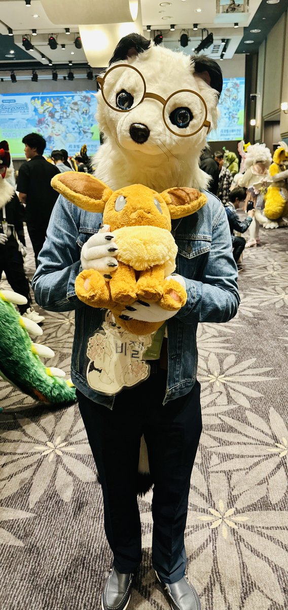 I got Eevee!

📸: <a href="/Quaver6w6/">퀘이버</a> 

#FursuitFriday #Fursuit #퍼레이드2025 #FURRAID2025
