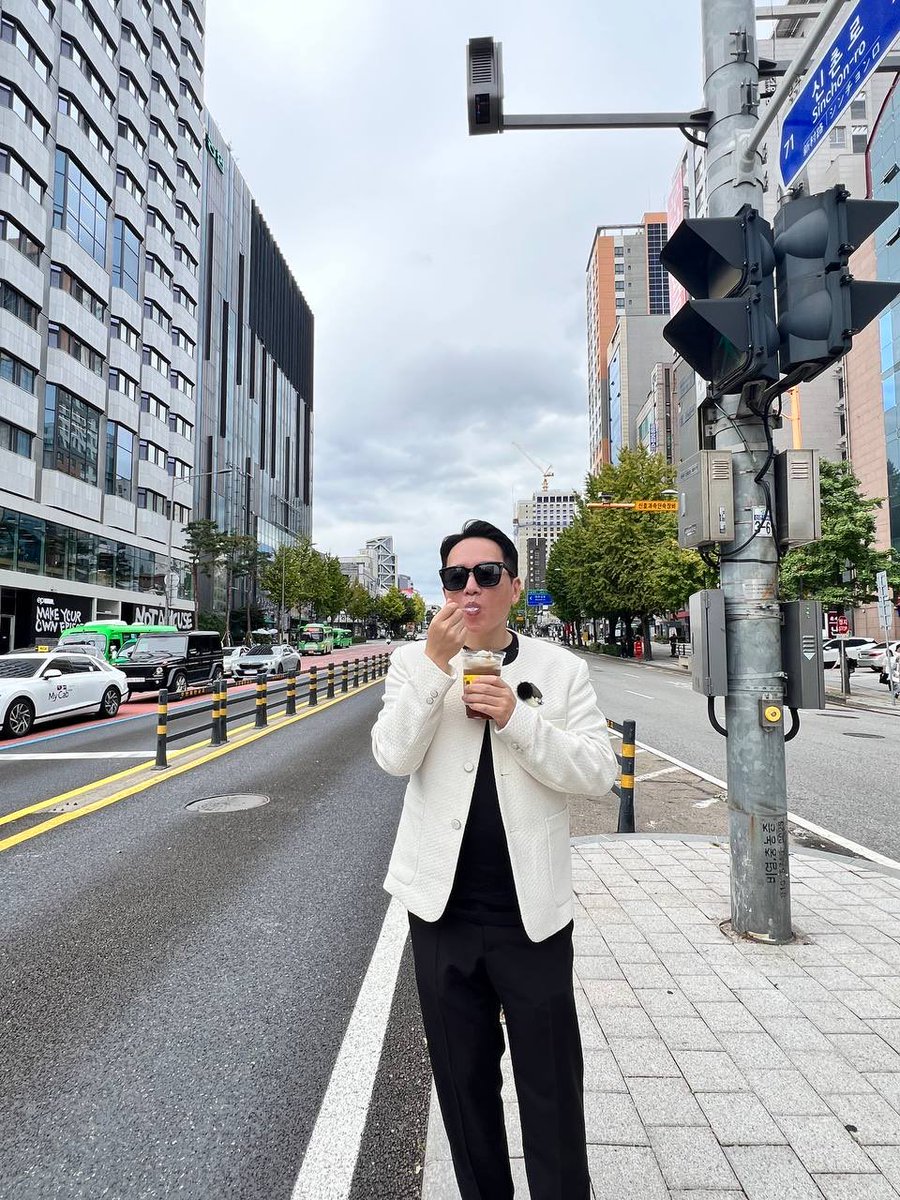 김용원 인권위원 겸 군인권보호관
출국금지 겸 압수수색 축하 기념컷