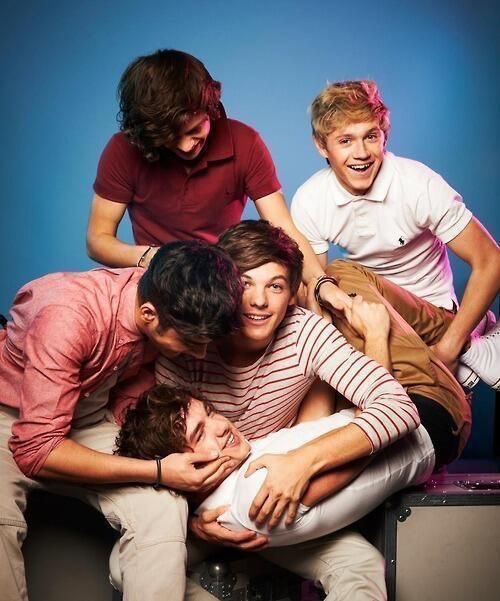 loverchiefs87's tweet image. essa foto onde todos os meninos seguram o liam 😭😭😭