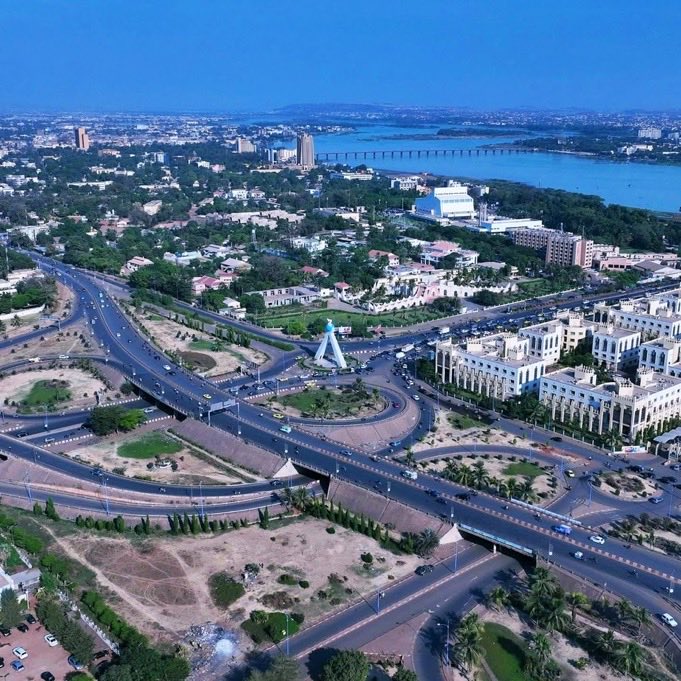 Umutavu Dash TV (@umutavudashtv) on Twitter photo Mali 🇲🇱 
Mali has the second largest road network in West Africa.
Can you guess top 3? Mali 🇲🇱 
Mali has the second largest road network in West Africa.
Can you guess top 3?