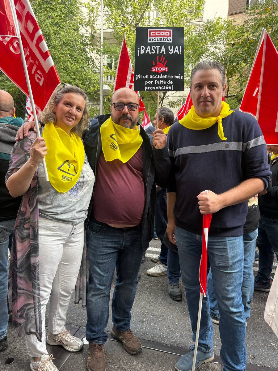 Hoy miembros  de la ejecutiva de a UC OESTE DE CCOO hemos acompañado  a nuestros  compañeros  de INDUSTRIA y HABITAT en sus reivindicaciones  ante la CEOE con motivo de la SINIESTRALIDAD LABORAL .