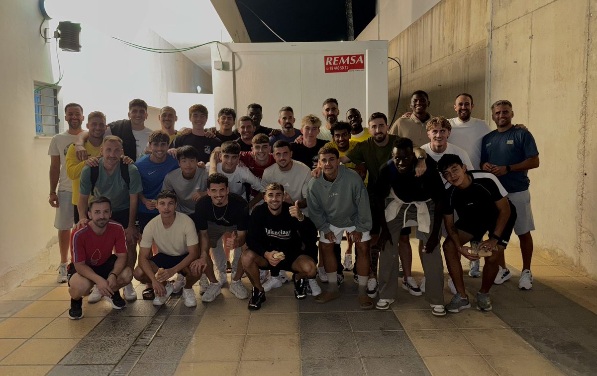 🍖🤩 Anoche nuestros jugadores disfrutaron de una barbacoa en familia. 

Una noche de risas y buen ambiente que refuerza, aún más, la unión de este equipo 👏🏽