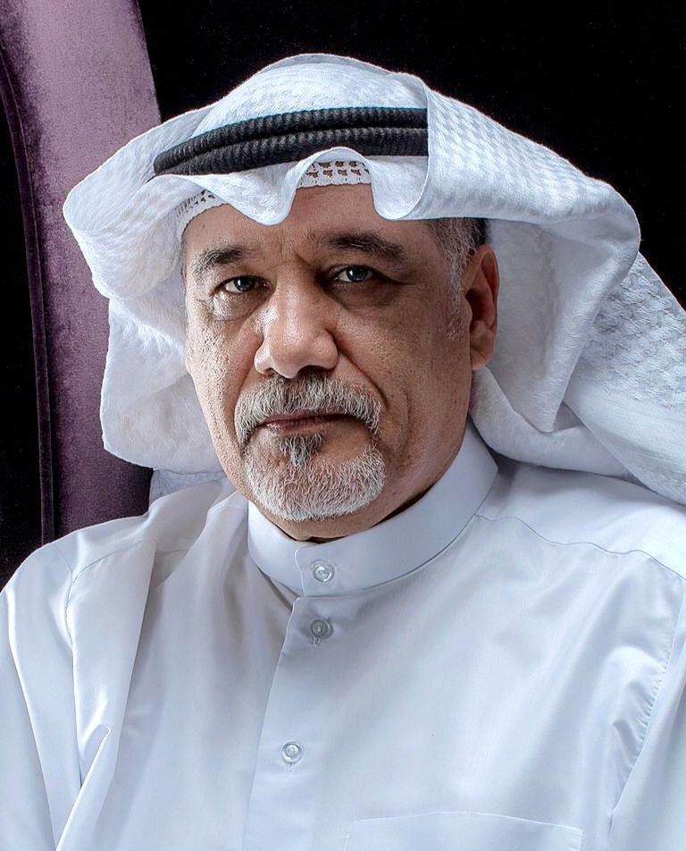 الميّتونَ تذكّروا حطَبَ الحروبِ 

(شعر: دخيل الخليفة)
 
المَيّتونَ تذكَّروا أحلامَهم..
أفَلوا عُراةً في سَماءِ الطينِ، لا يمْضونَ نحْوَ النور، كانوا ميّتينَ بشارعِ الأحياءِ، كلُّ حظوظِهم كانتْ مؤجّلةً، وهُمْ أقصَى الكآبةِ يمْضَغونَ الملحَ؛ دربٌ لا يؤدّي للسلالمِ، آخرُ اختلطَتْ به