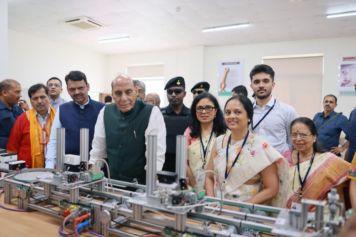 📍पुणे
केंद्रीय संरक्षण मंत्री राजनाथ सिंह आणि मुख्यमंत्री देवेंद्र फडणवीस यांच्या प्रमुख उपस्थितीत #पुणे येथील सिम्बॉयसिस स्किल्स अँड प्रोफेशनल युनिव्हर्सिटीच्या सहाव्या पदवीदान समारंभात पदवीधर आणि पदव्युत्तर अभ्यासक्रमातील सर्वोत्तम विद्यार्थ्यांना चॅन्सलर्स गोल्ड मेडल्स,