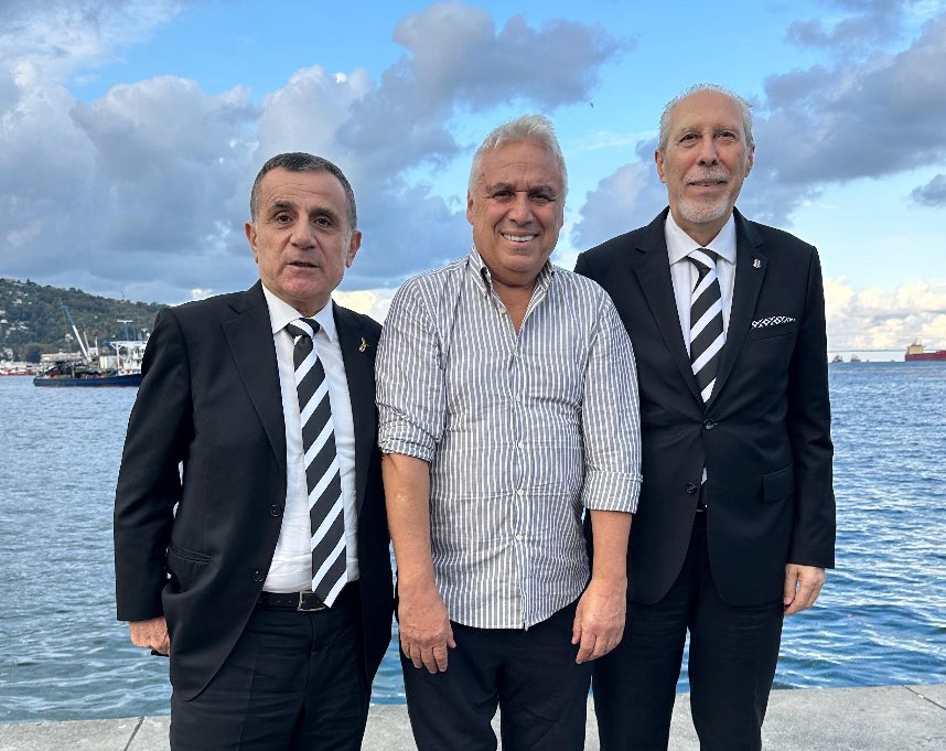 BEŞİKTAŞ'ın Divan Başkanlık seçiminde ilk yola çıkan isimlerin başında Ahmet Akpınar, yönetim kurulunu tanıtarak projelerini anlattı. Yoğun talep vardı. Yönetim kurulu tohumdan Beşiktaşlı efsane başkan Mehmet Üstünkaya’nın kızı Aslı Üstünkaya, Genç Beşiktaşlıları kuran Koray