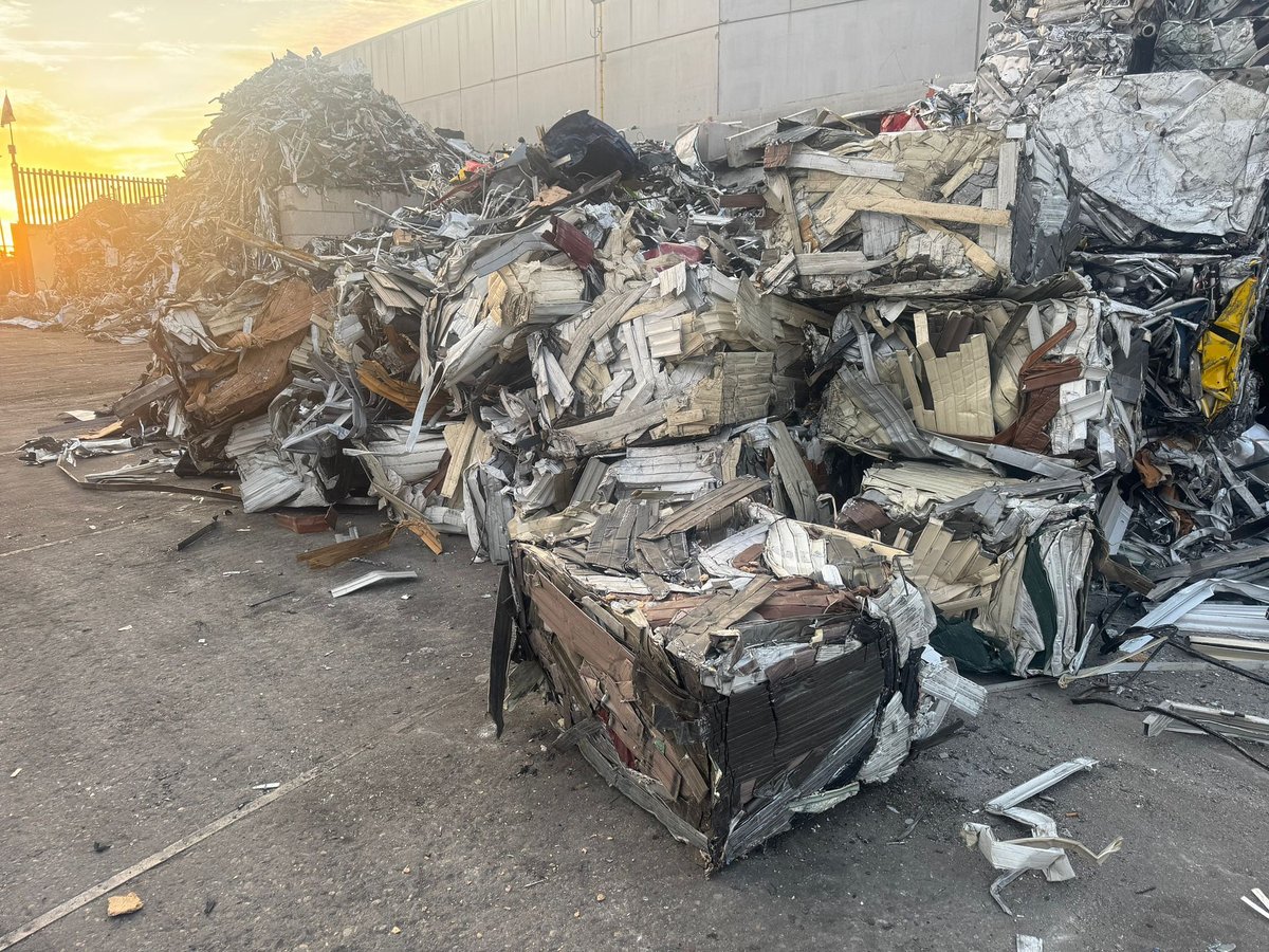 Buenos diasssss⛅️
Recibiendo materiales para su clasificación,aquí  tenemos persianas en paquetes!!!!🔧🚛🚛
#gestormedioambiental#gestorderesiduos#
#MRB#RP#RECIAM#♻️♻️